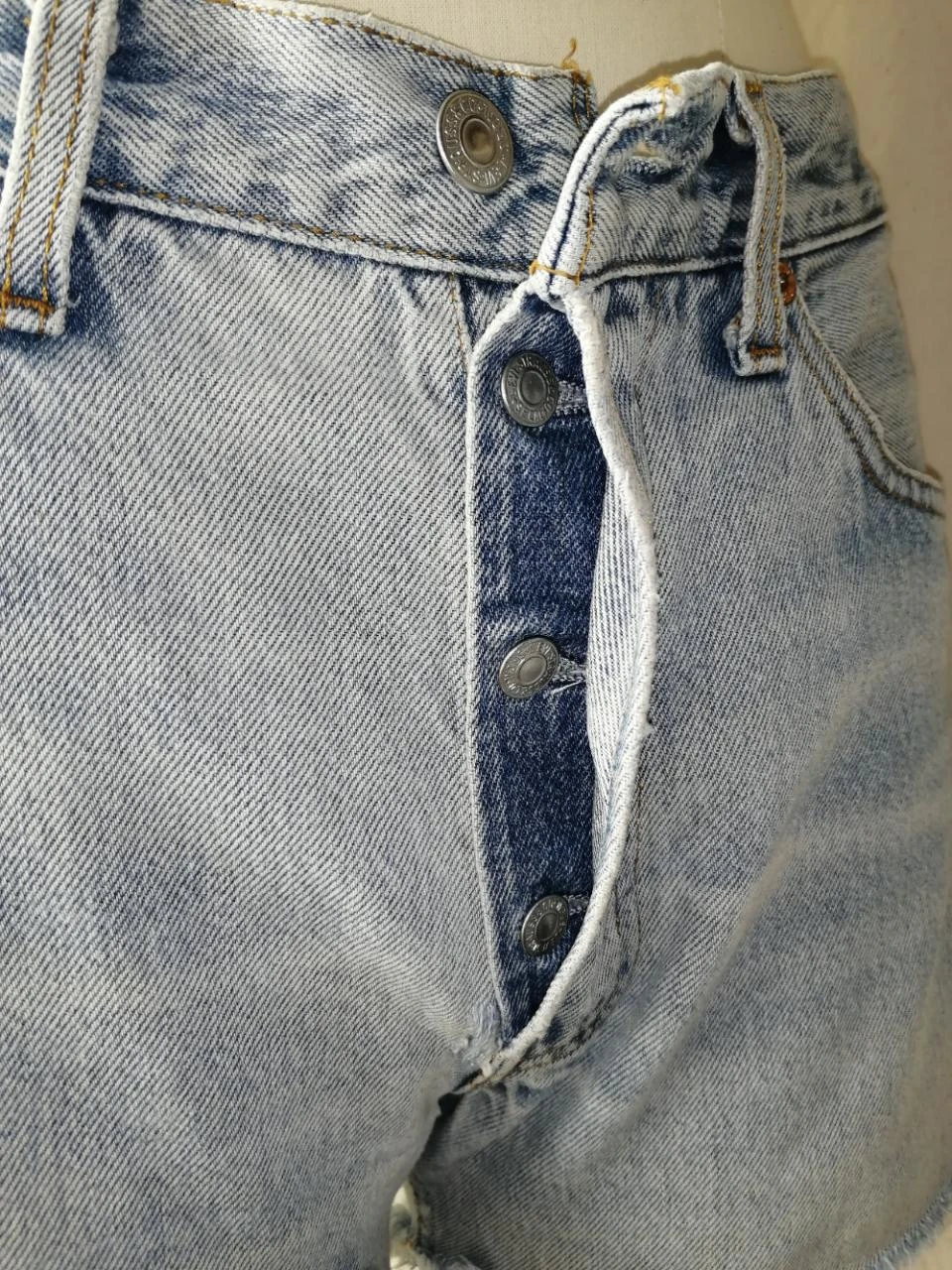 Lichte blauwe spijkerbroek met used effect en franjes "Levi's" 501 – photo 4